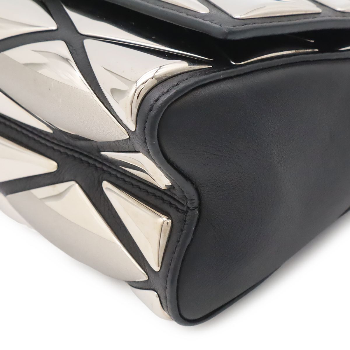Louis Vuitton Maltage Chain Shoulder Bag Matelasse Pattern Metal Leather Silver — view 3