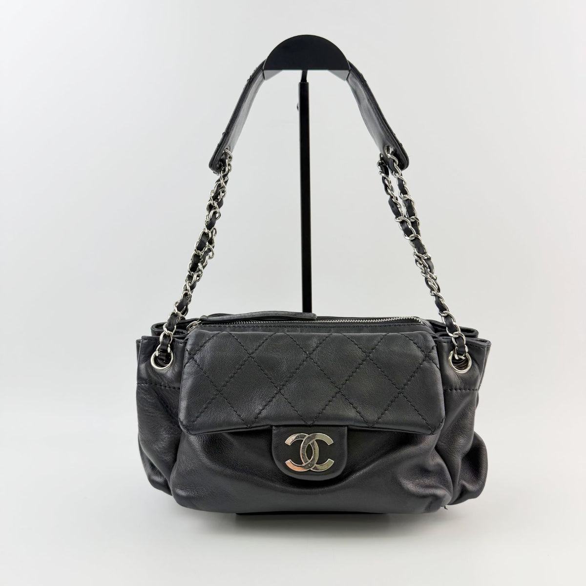 Chanel Quilted CC Logo Gathered Chain Shoulder Bag Leather Black Silver Seal — view 2
