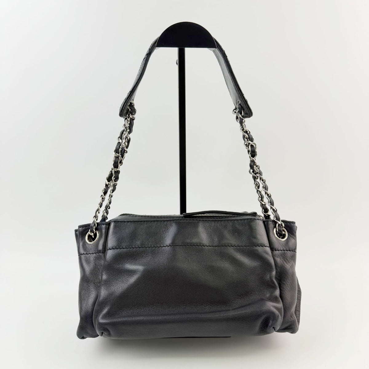Chanel Quilted CC Logo Gathered Chain Shoulder Bag Leather Black Silver Seal — view 3