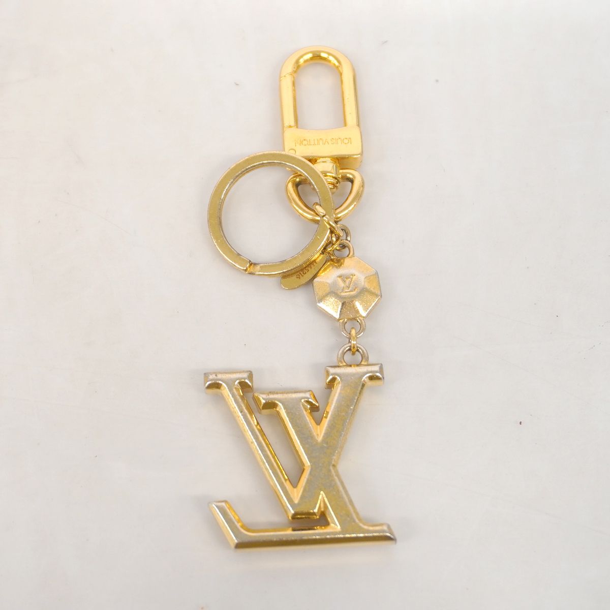 Louis Vuitton Key Holder Charm LV Facet Gold — view 7