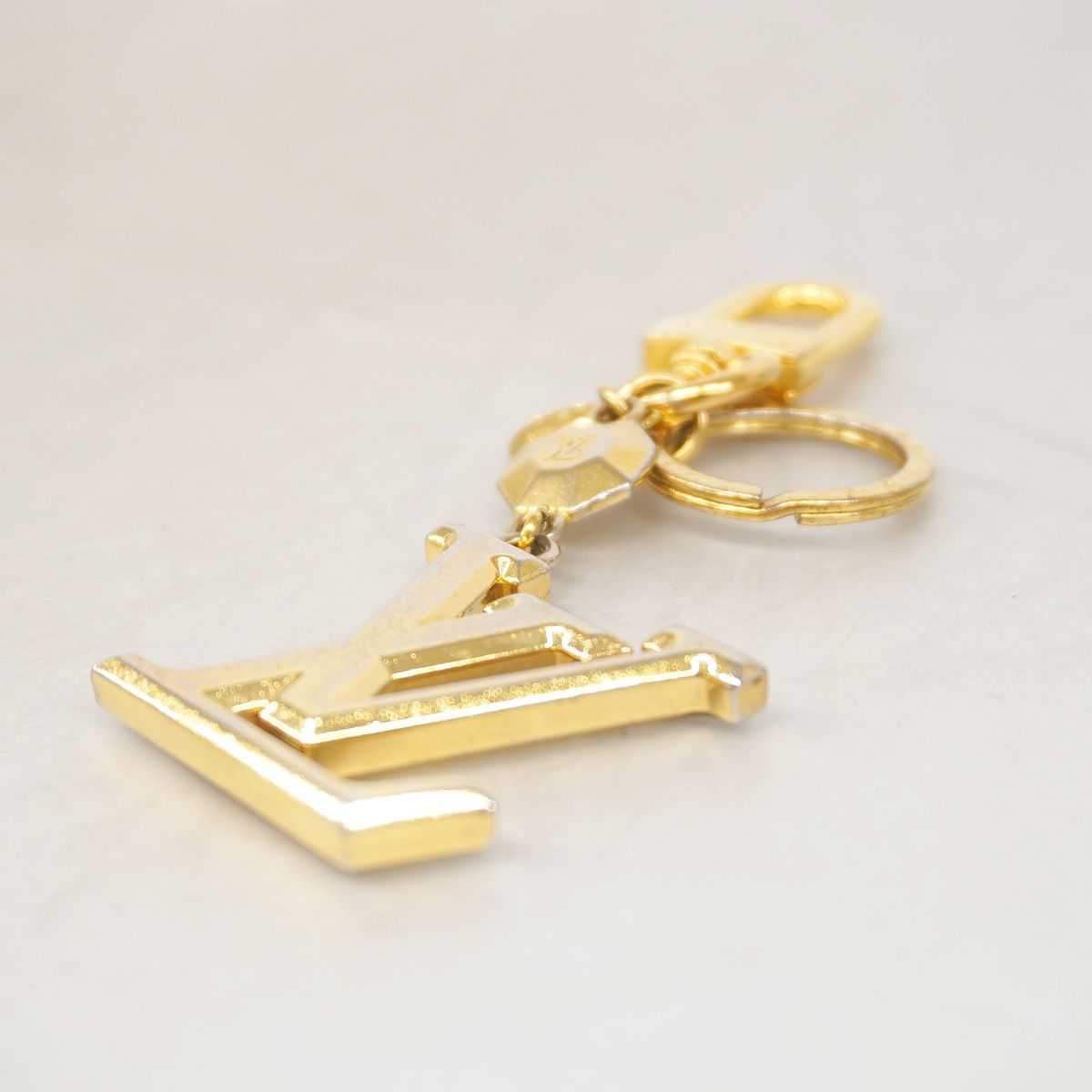 Louis Vuitton Key Holder Charm LV Facet Gold — view 2