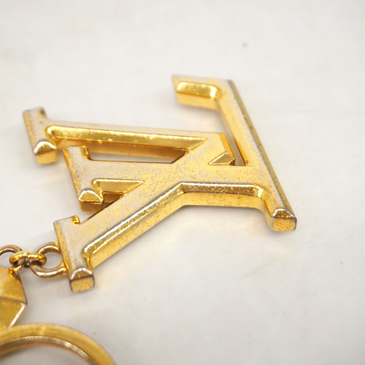 Louis Vuitton Key Holder Charm LV Facet Gold — view 4
