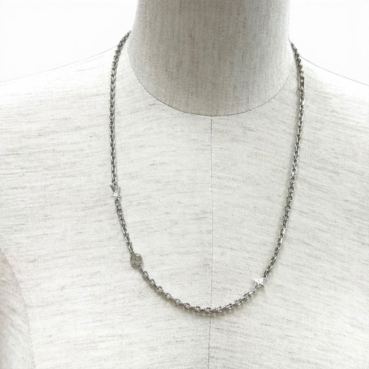 Louis Vuitton Chain LV Yours Palladium LV Logo Monogram Flower Necklace — view 3