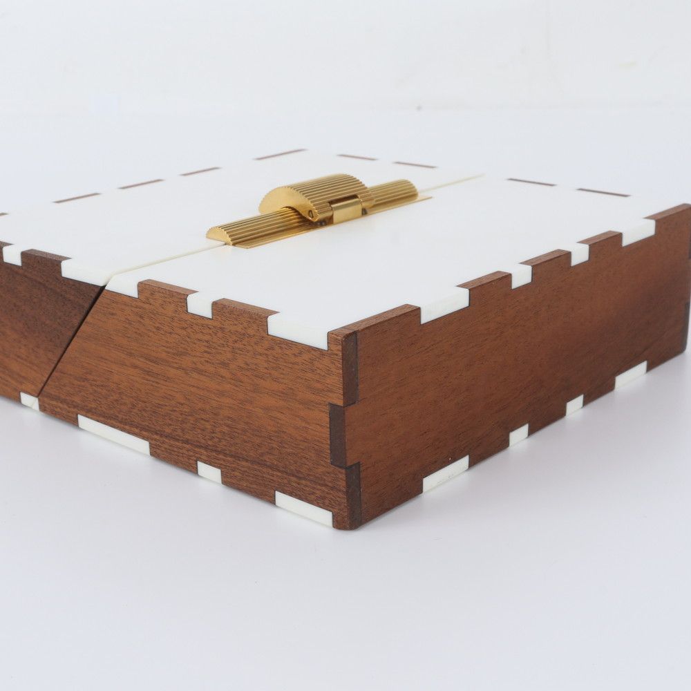 Bottega Veneta Daisy Leather Shoulder Bag Crossbody Gold — view 4