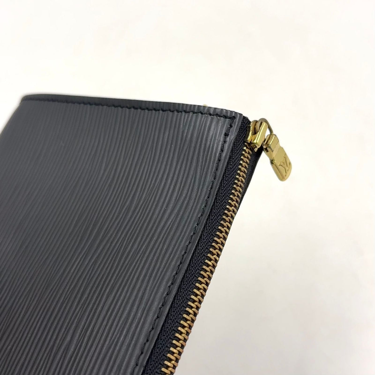 Louis Vuitton Pochette Accessoires Epi Noir Leather Black Handbag Gold — view 6