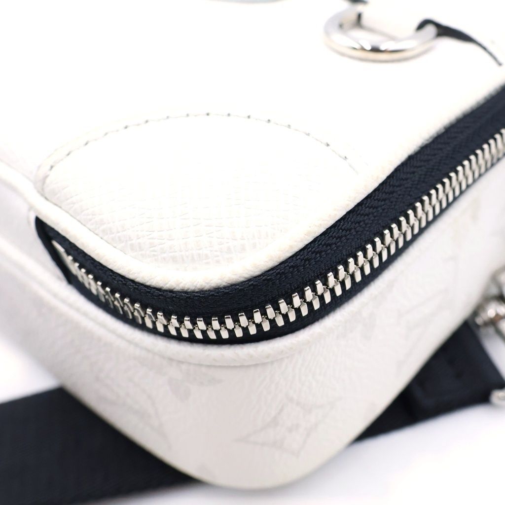 Louis Vuitton Taigarama Alpha Messenger Blanc Shoulder Bag White Leather Silver — view 5