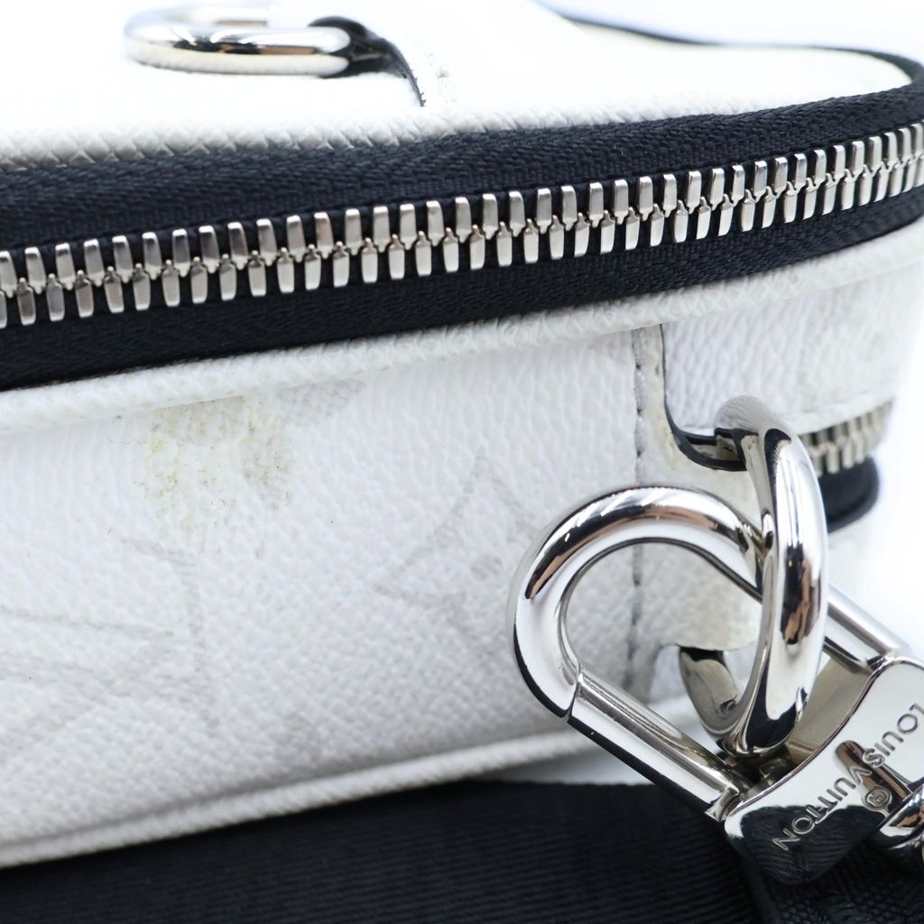 Louis Vuitton Taigarama Alpha Messenger Blanc Shoulder Bag White Leather Silver — view 6