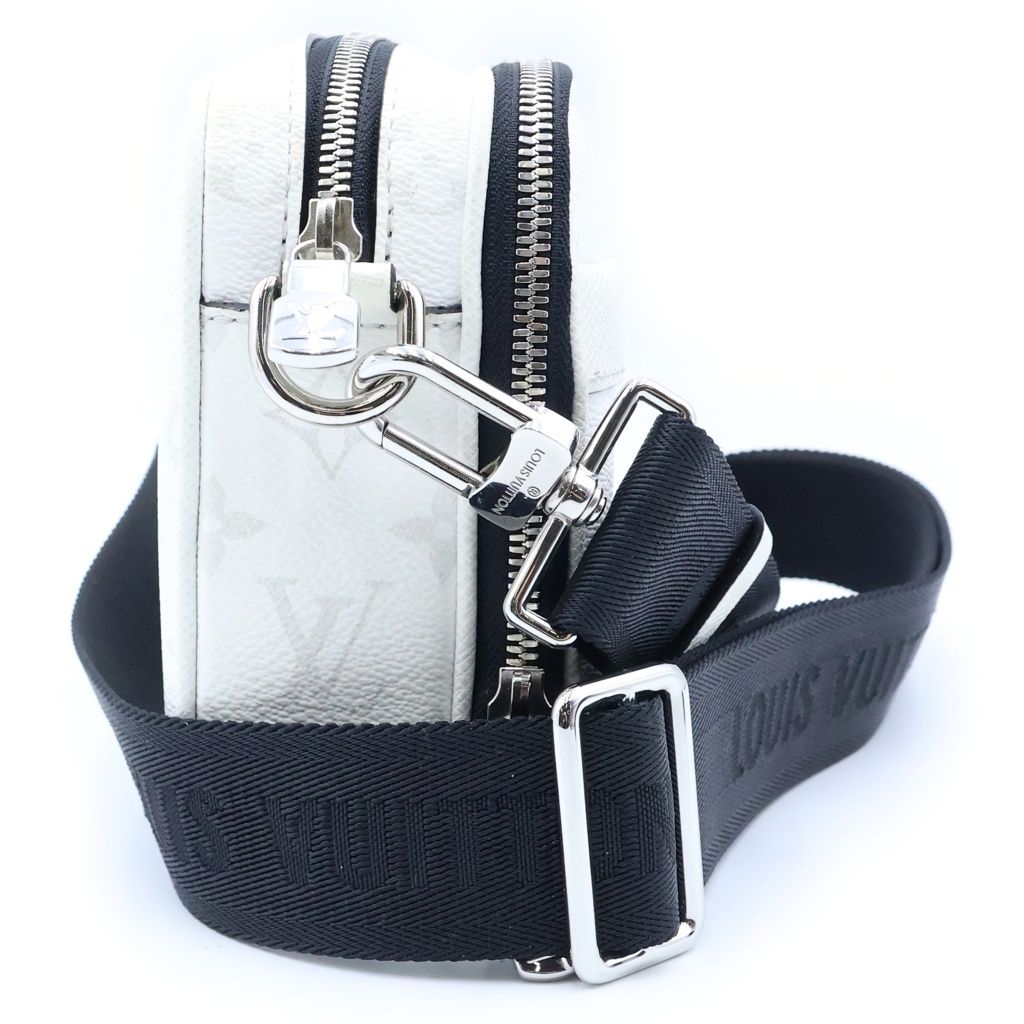 Louis Vuitton Taigarama Alpha Messenger Blanc Shoulder Bag White Leather Silver — view 3