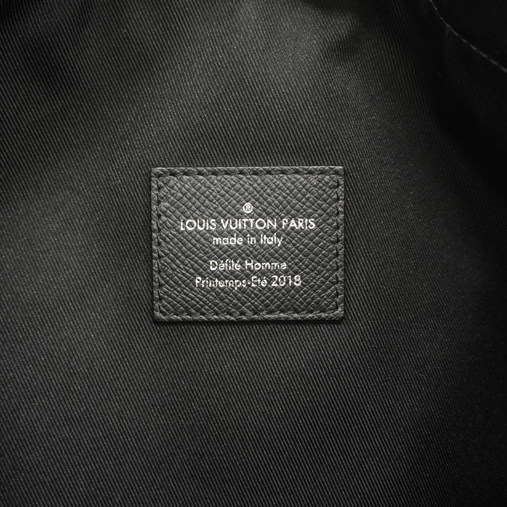 Louis Vuitton Tote Bag Taiga Kabalite Noir — view 5