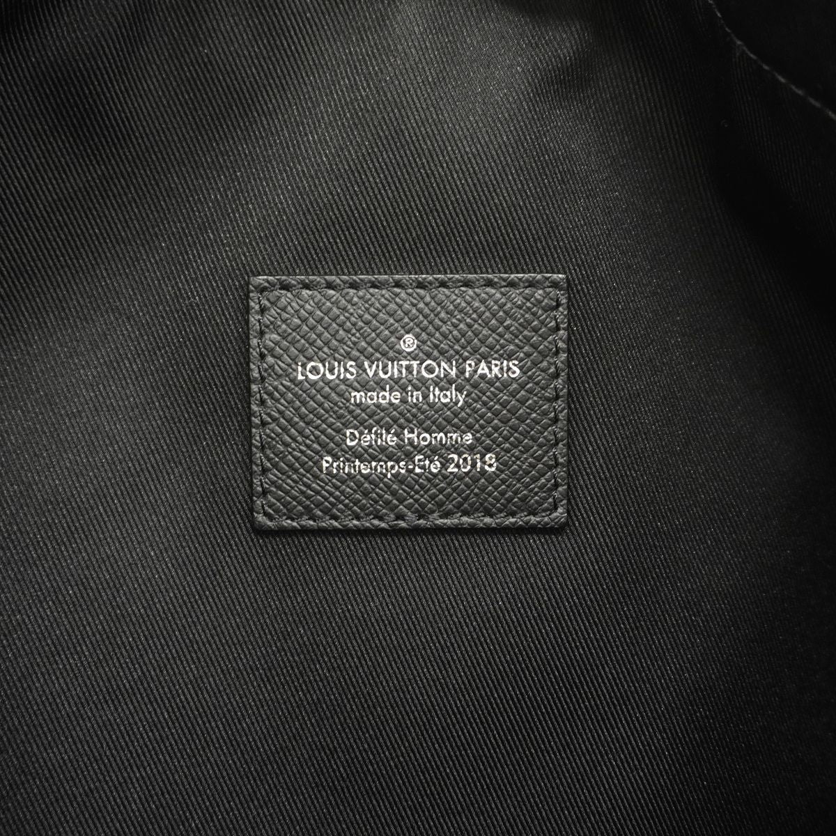 Louis Vuitton Tote Bag Taiga Kabalite Noir — view 5