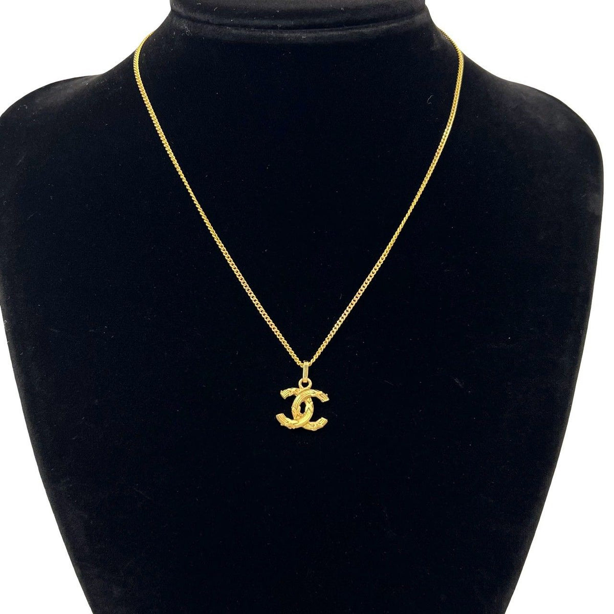 Chanel With Vintage CC Logo Motif Pendant Gold — view 2