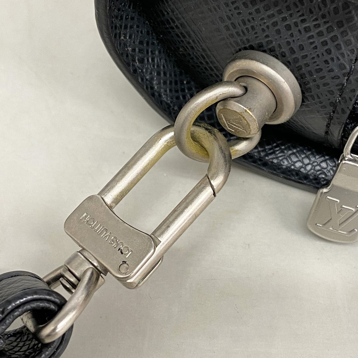 Louis Vuitton Clutch Taiga Baikal Ardoise — view 7