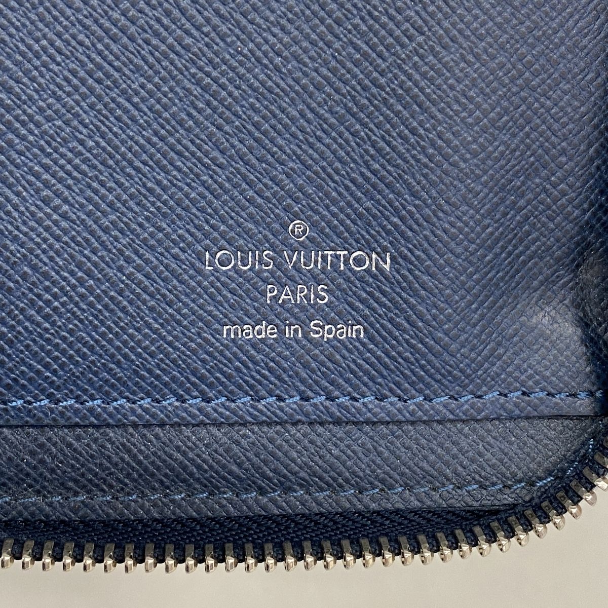 Louis Vuitton Wallet Taiga Zippy Vertical Ocean — view 4