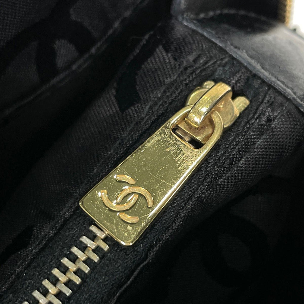 Chanel Shoulder Bag V-stitch Chevron CC Logo Leather Black — view 8