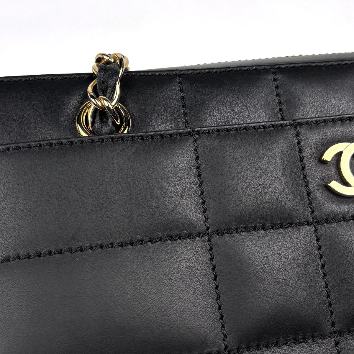 Chanel Handbag Choco Bar CC Logo Leather Black — view 5