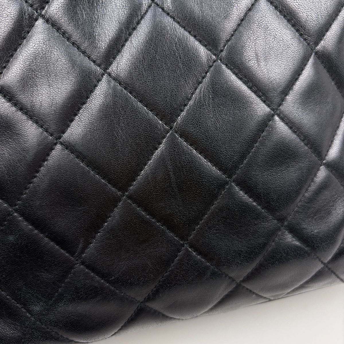 Chanel Shoulder Bag CC Logo Fringe Leather Black — view 4