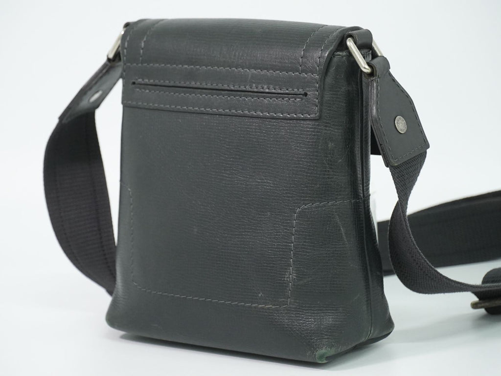 Louis Vuitton LV Yuma Utah Leather Shoulder Bag Pochette Basalt Black — view 2