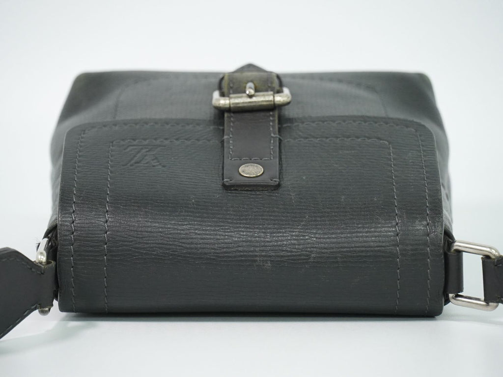 Louis Vuitton LV Yuma Utah Leather Shoulder Bag Pochette Basalt Black — view 5