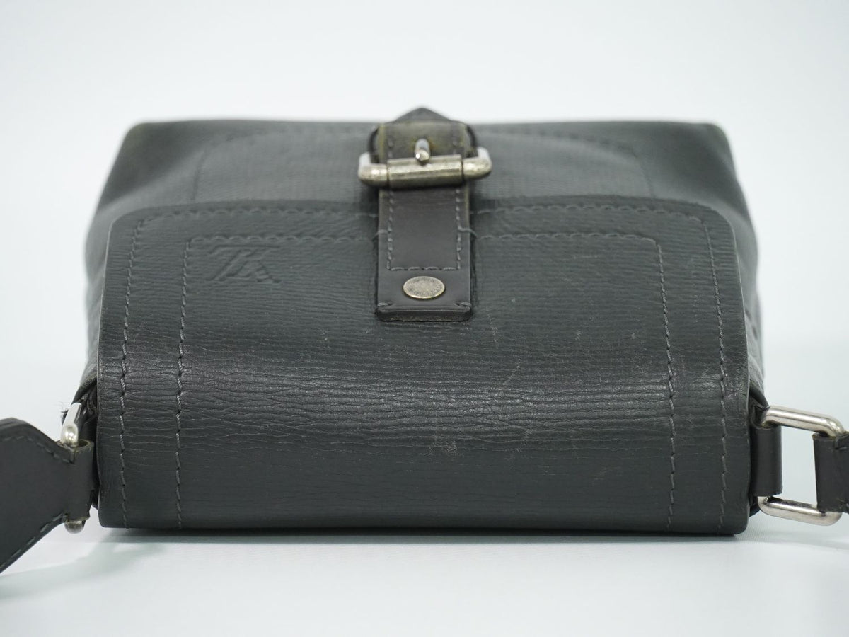 Louis Vuitton LV Yuma Utah Leather Shoulder Bag Pochette Basalt Black — view 5