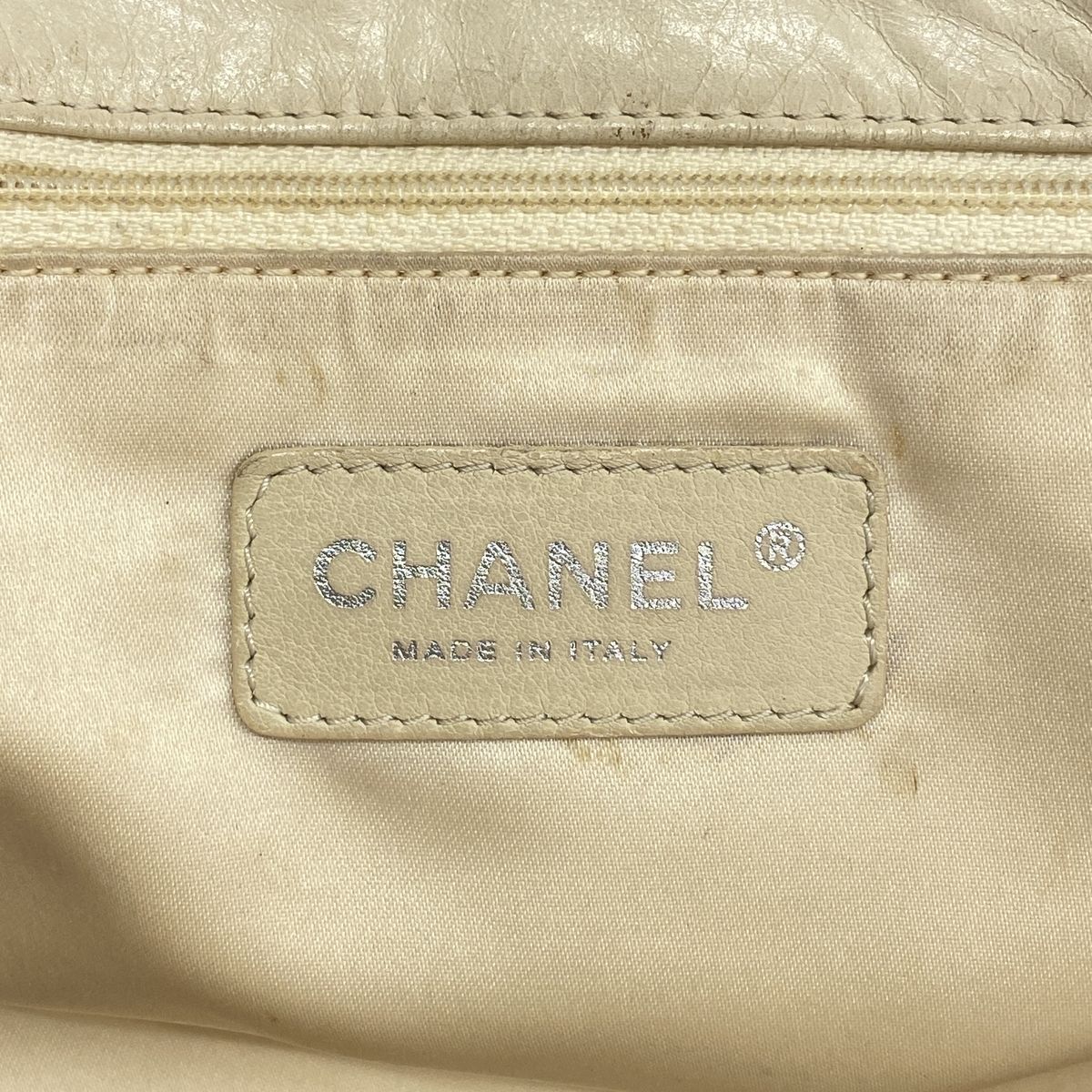 Chanel Chain Tote Bag 2.55 Quilted Leather Ivory Silver — view 5
