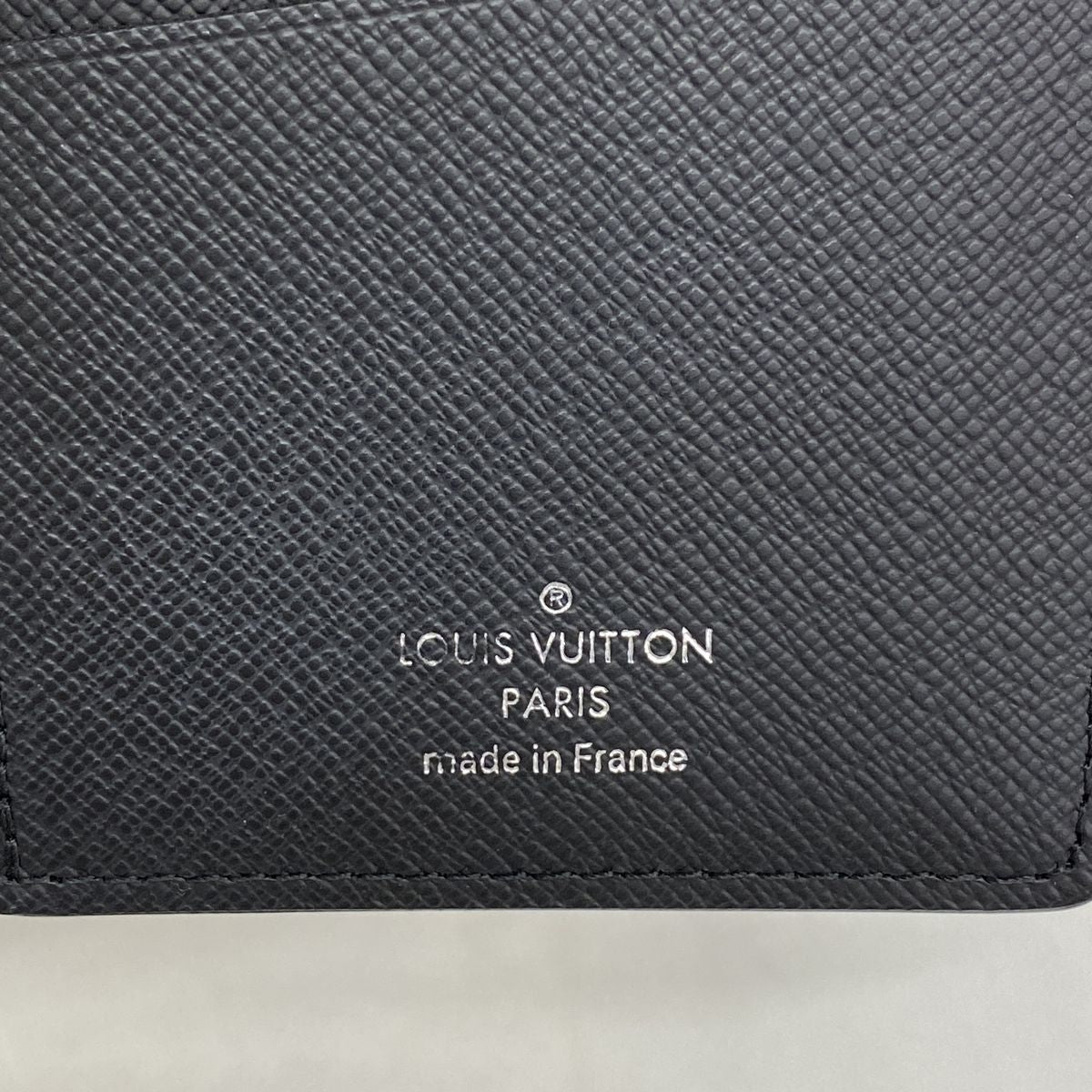 Louis Vuitton Wallet Taiga Portefeuille Brazza Noir — view 4