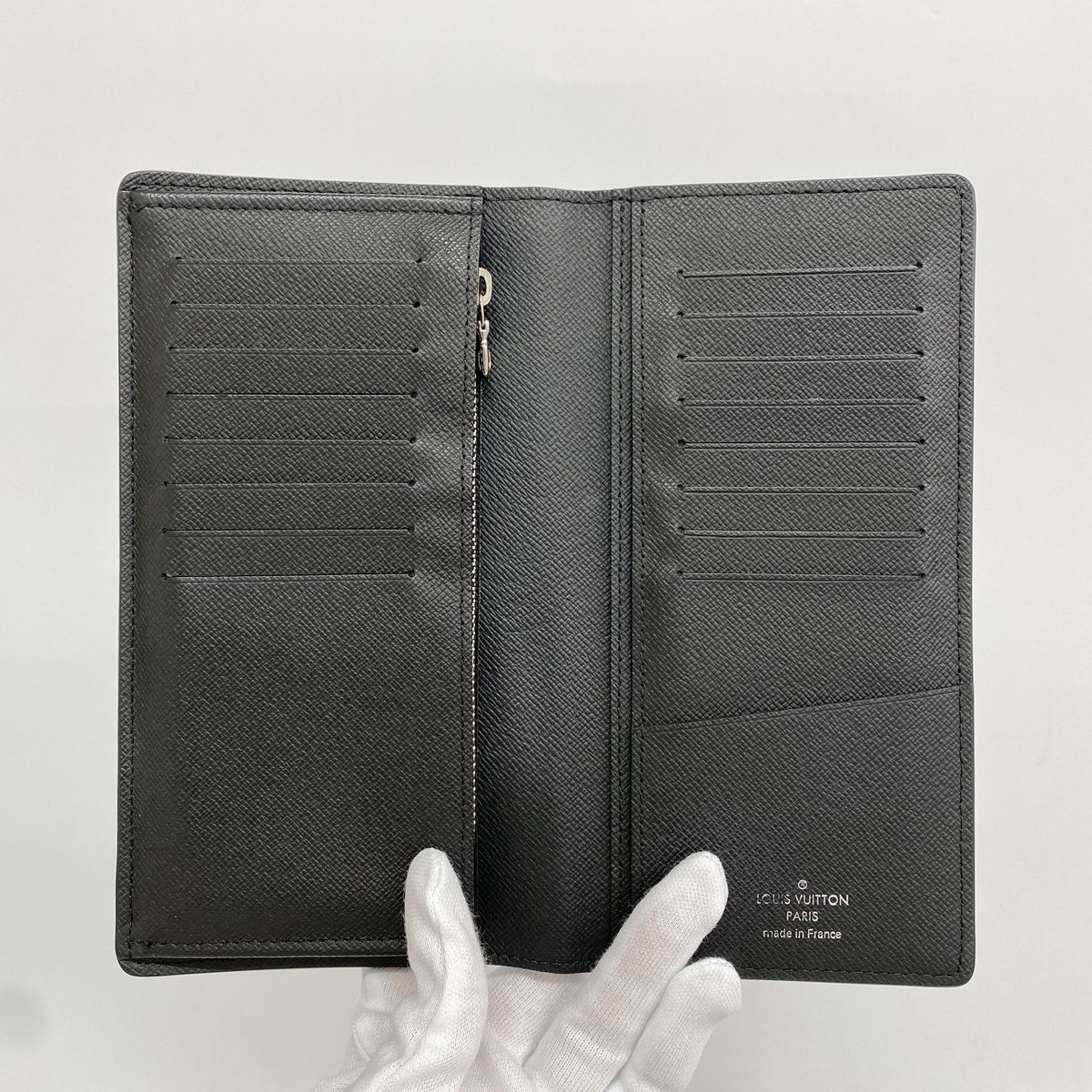 Louis Vuitton Wallet Taiga Portefeuille Brazza Noir — view 3