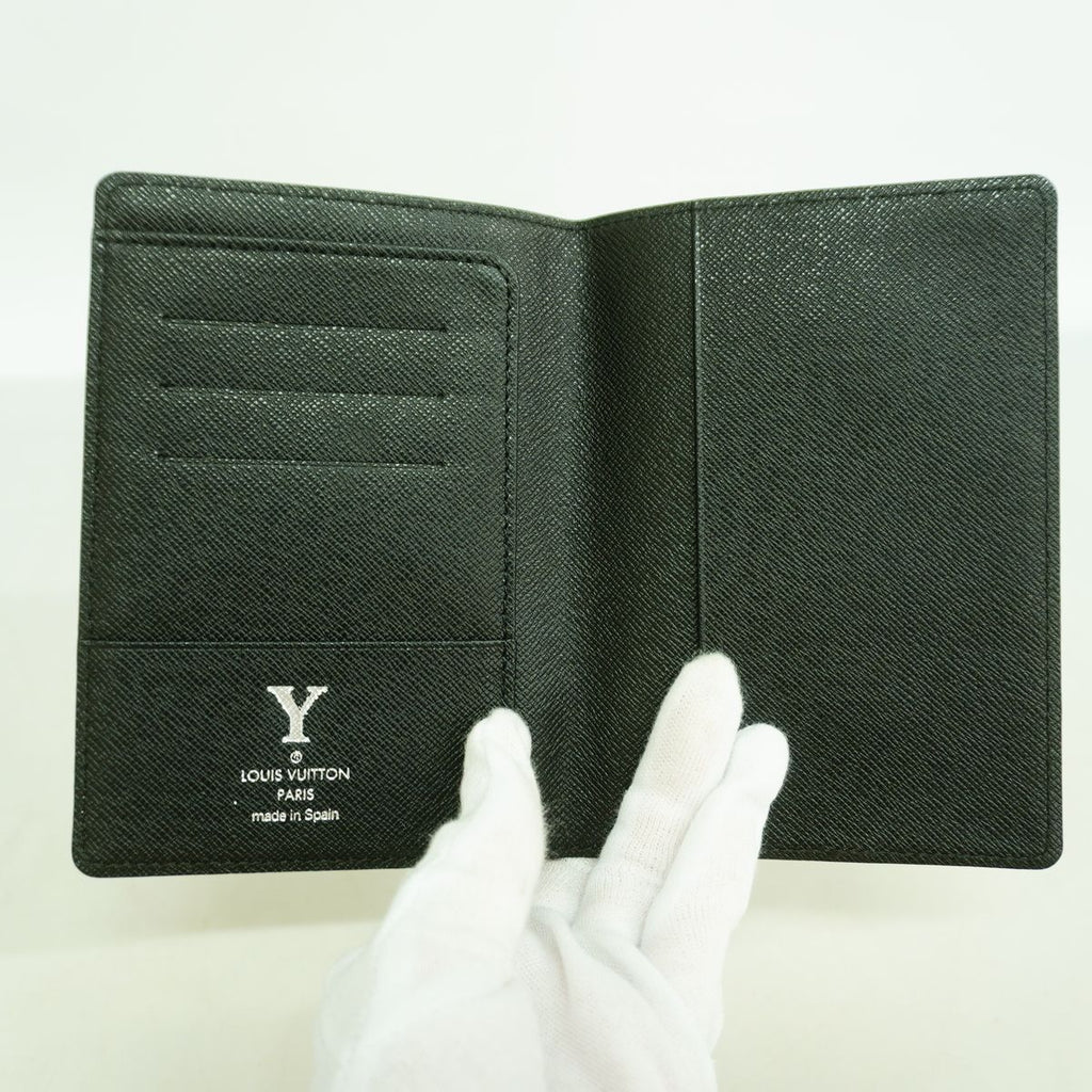 Louis Vuitton Passport Case Taiga Couverture Ardoise — view 3