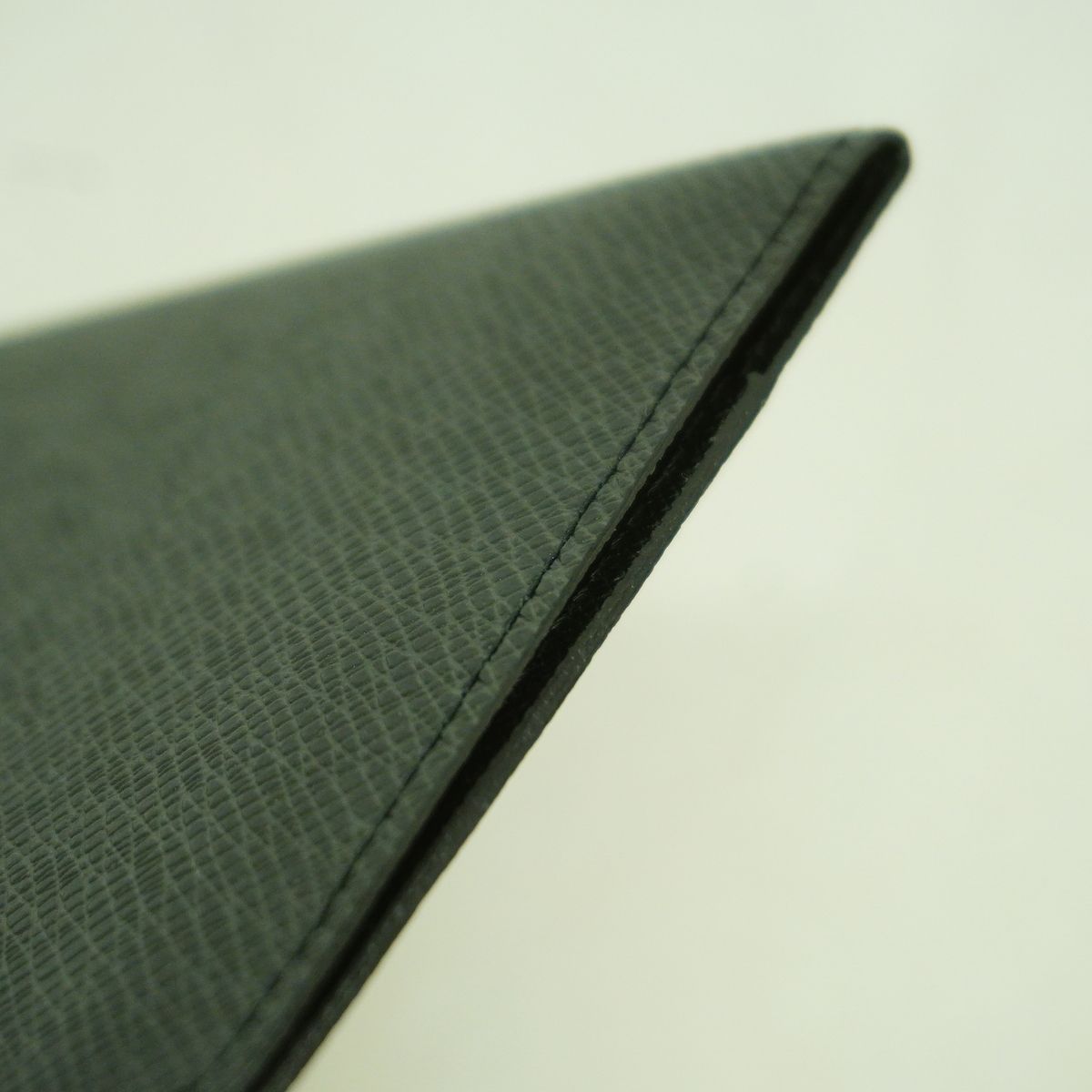Louis Vuitton Passport Case Taiga Couverture Ardoise — view 6