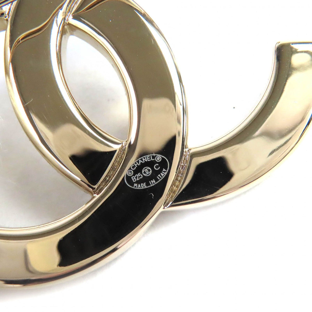 Chanel CC Logo Bijou Brooch Gold Black — view 6