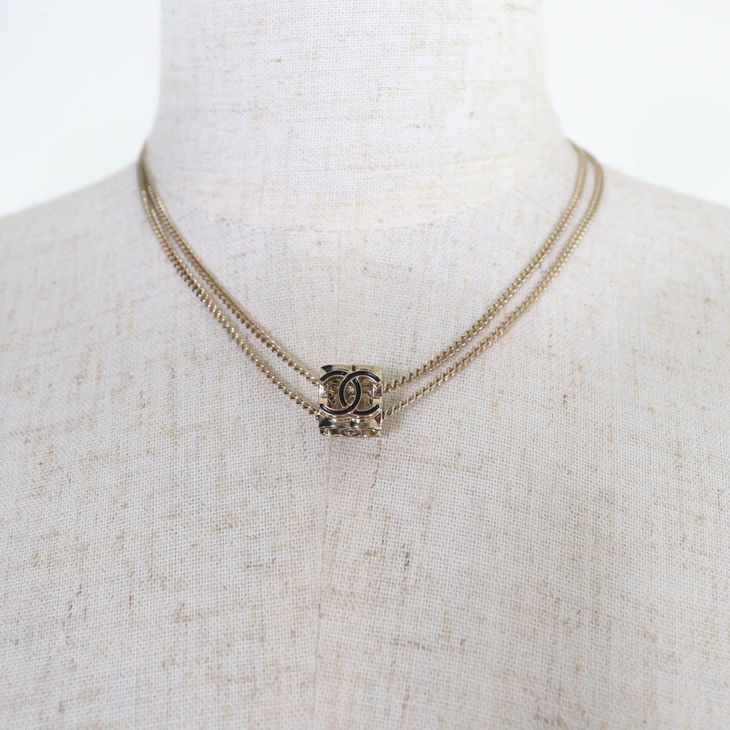 Chanel CC Logo Cube Pendant Gold — view 3
