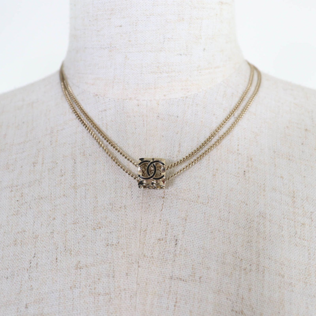 Chanel CC Logo Cube Pendant Gold — view 3