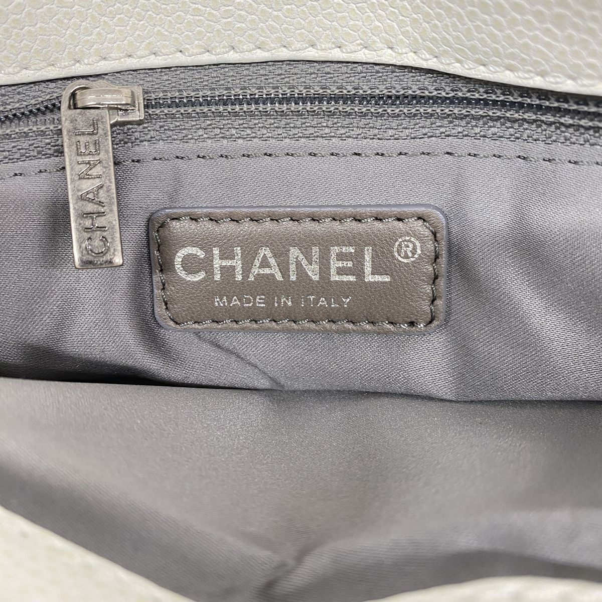 Chanel Shoulder Bag Caviar Leather White Silver — view 5