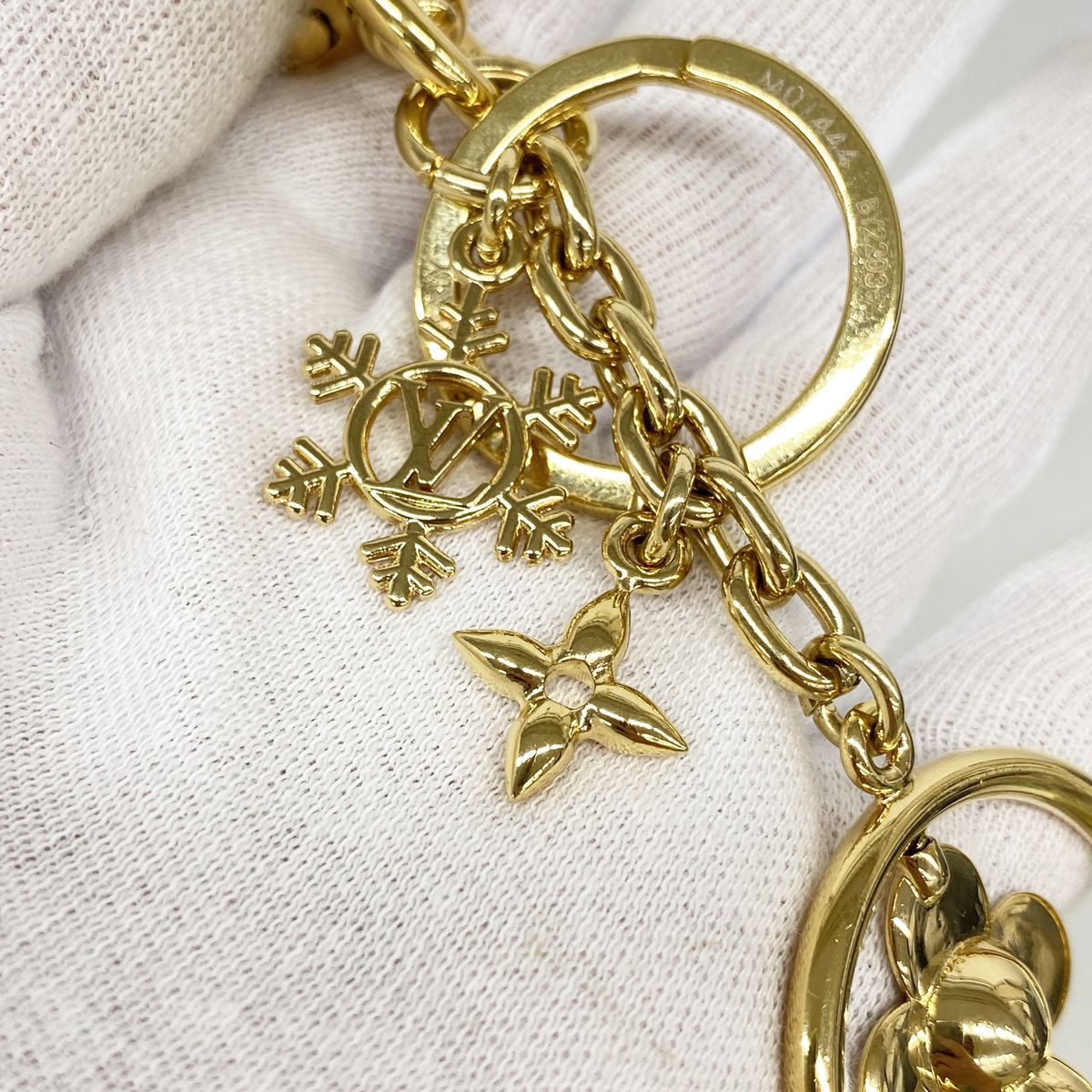 Louis Vuitton Key Holder Charm Vivienne Ice Skating Gold — view 6