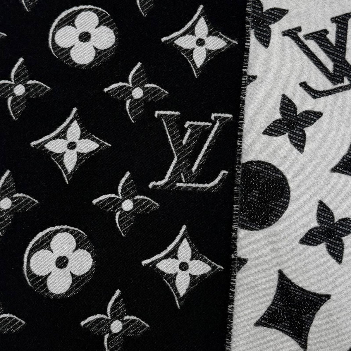 Louis Vuitton Echarpe LV Essential Shine Wool Silk Blend Scarf Black — view 4