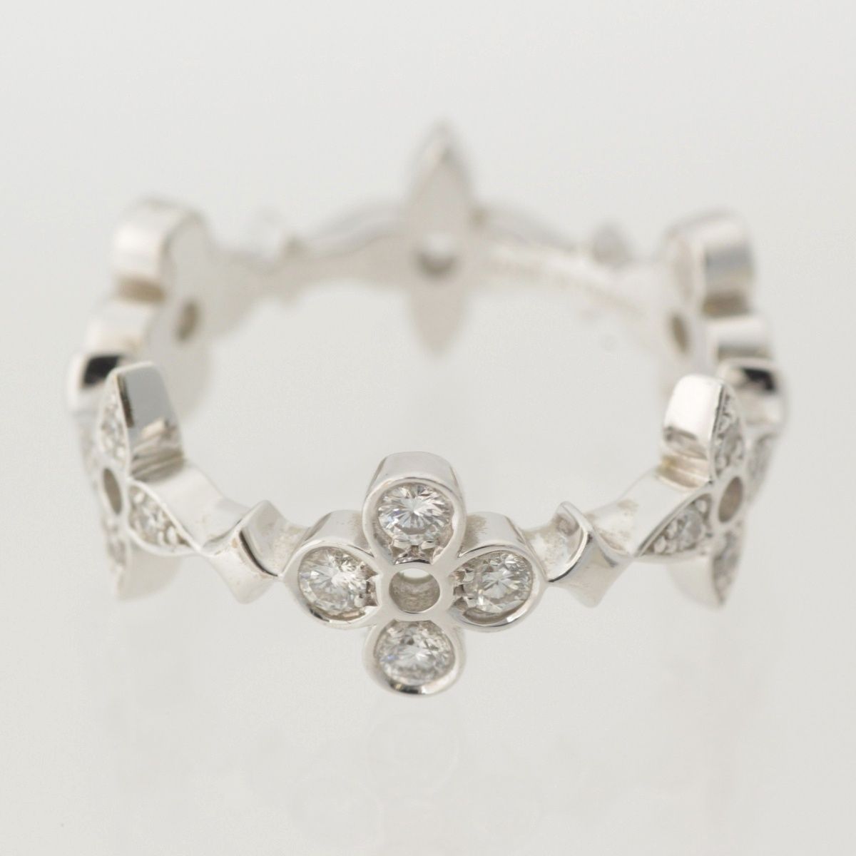 Louis Vuitton Monogram Fine Dentelle Diamond Ring White Gold — view 3