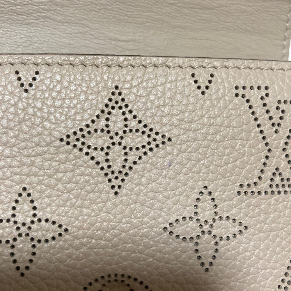 Louis Vuitton Mahina Portefeuille Iris Compact Wallet Bifold Greige — view 7