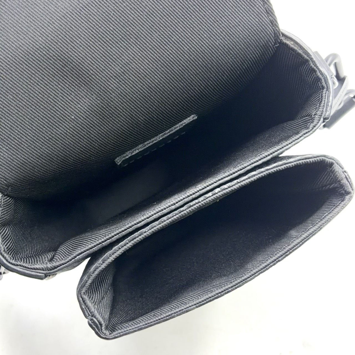 Louis Vuitton S Lock Vertical Wearable Wallet Leather Black Shoulder Bag — view 5