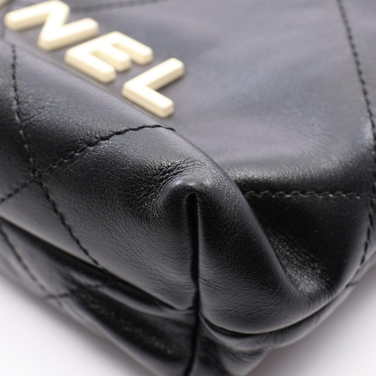 Chanel Shoulder Bag Chanel 22 Mini 2-Way Black Leather Chanel 22 Quilted Chain — view 6