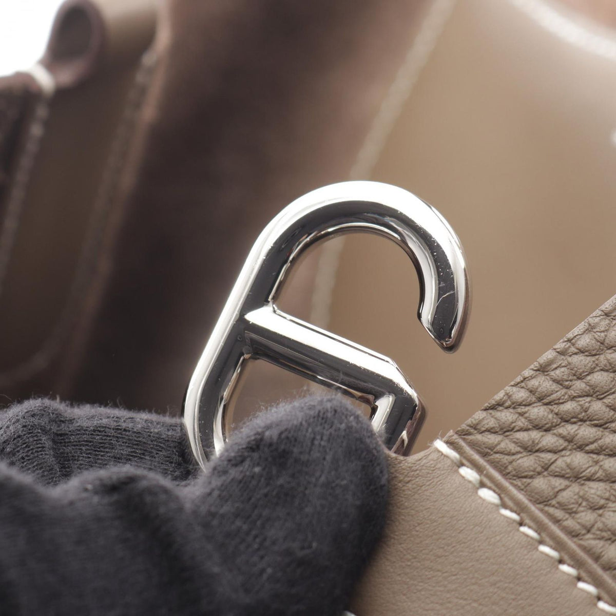 Hermes Handbag in the Loop 23 Etoupe — view 7