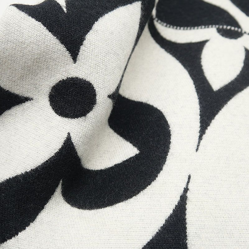 Louis Vuitton Scarf LV Medallion Noir Monogram — view 5