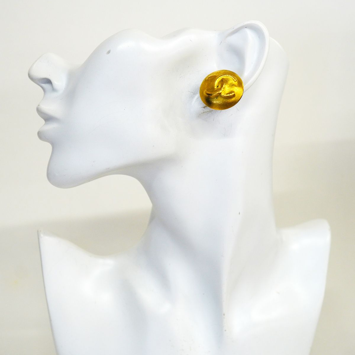 Chanel Earrings Vintage CC Logo Round Circle Gold Plated — view 5