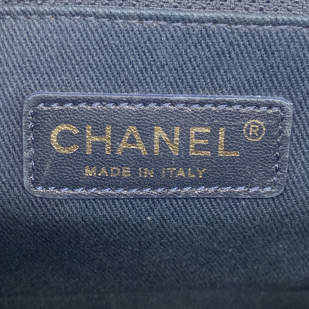 Chanel Shoulder Bag Chevron Leather Navy Gold — view 5