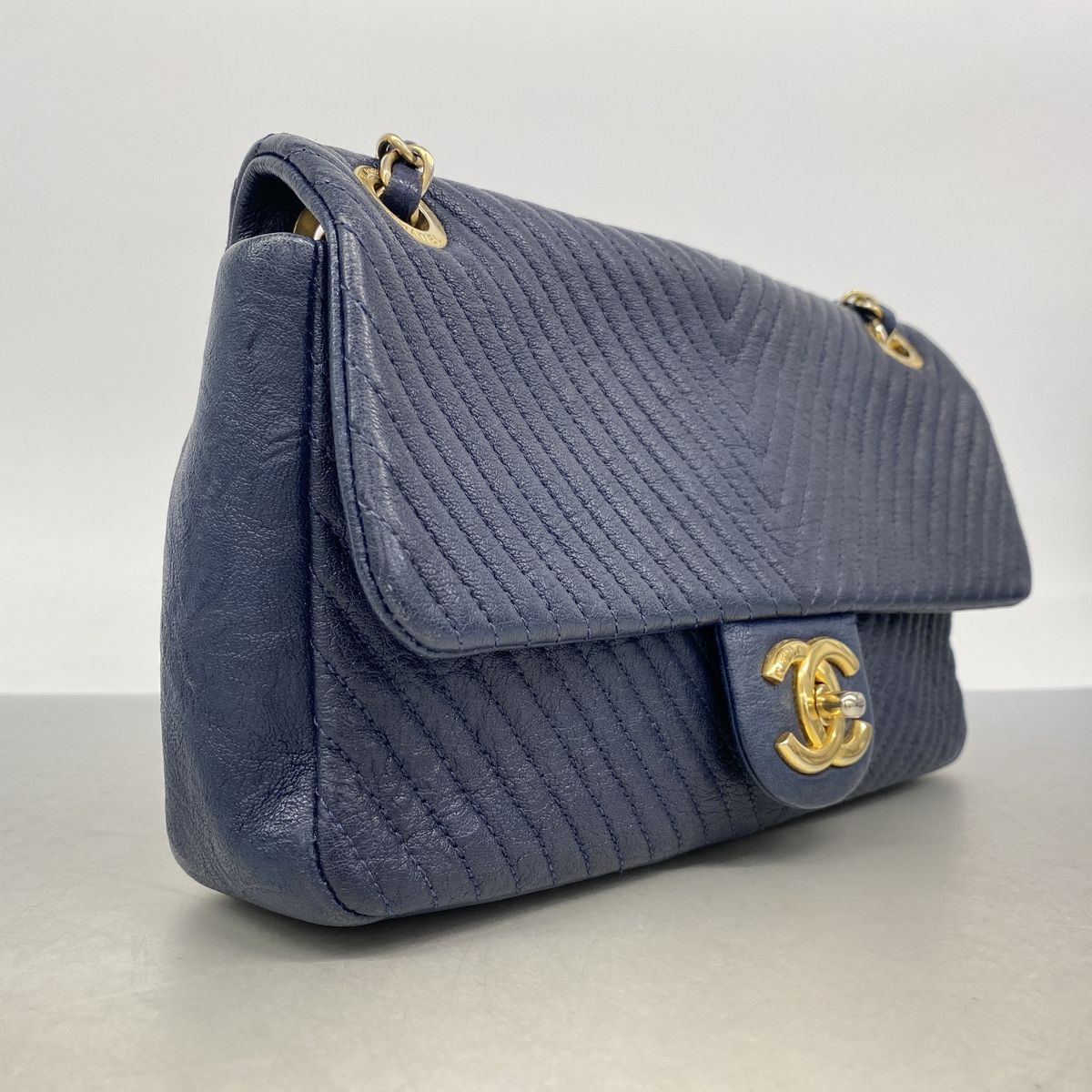 Chanel Shoulder Bag Chevron Leather Navy Gold — view 2