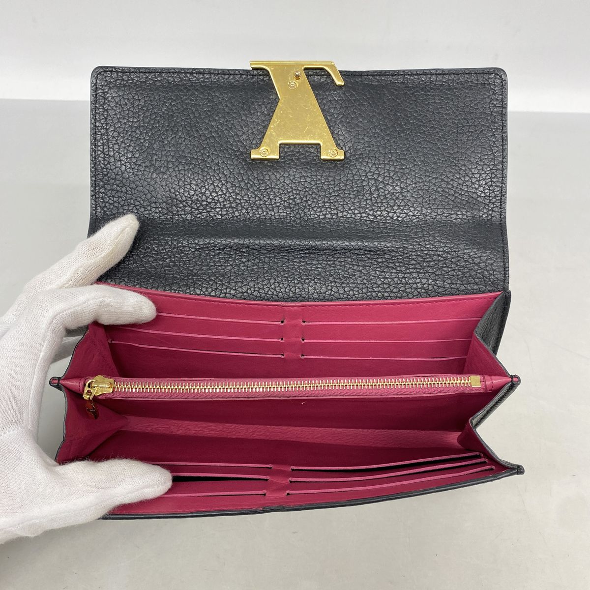 Louis Vuitton Wallet Taurillon Portefeuille Capucines Noir — view 3