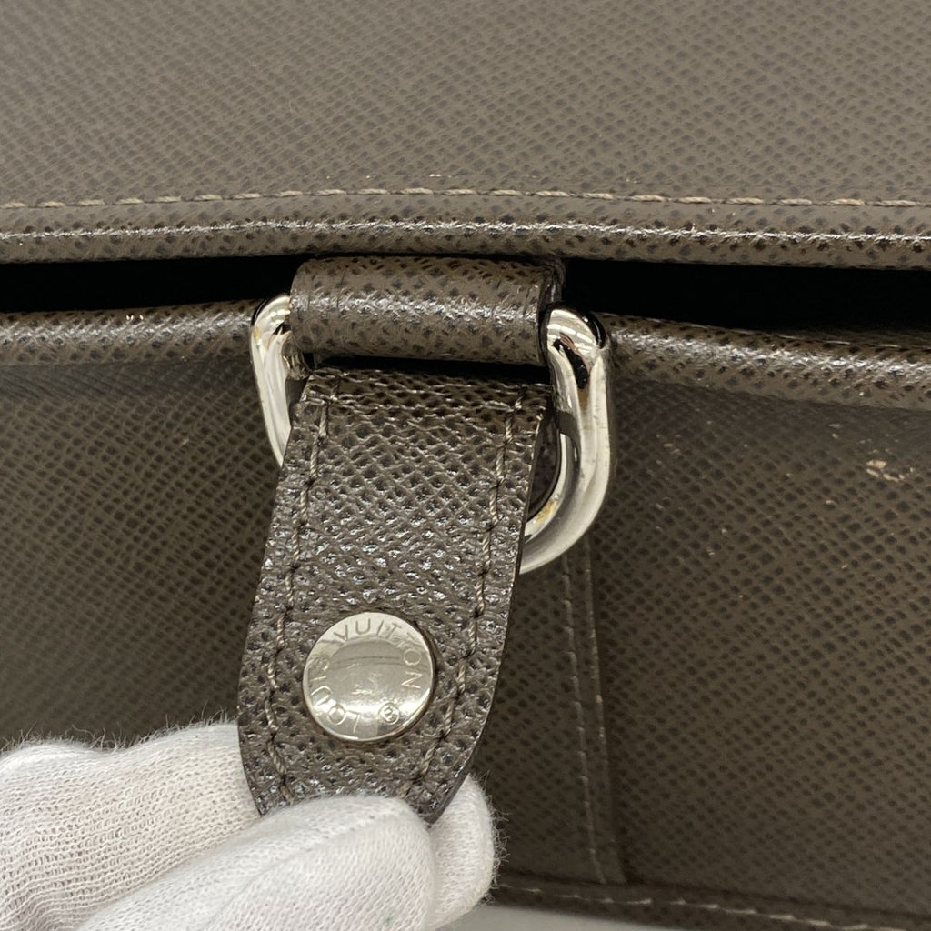 Louis Vuitton Shoulder Bag Taiga Andrei Grizzly — view 8