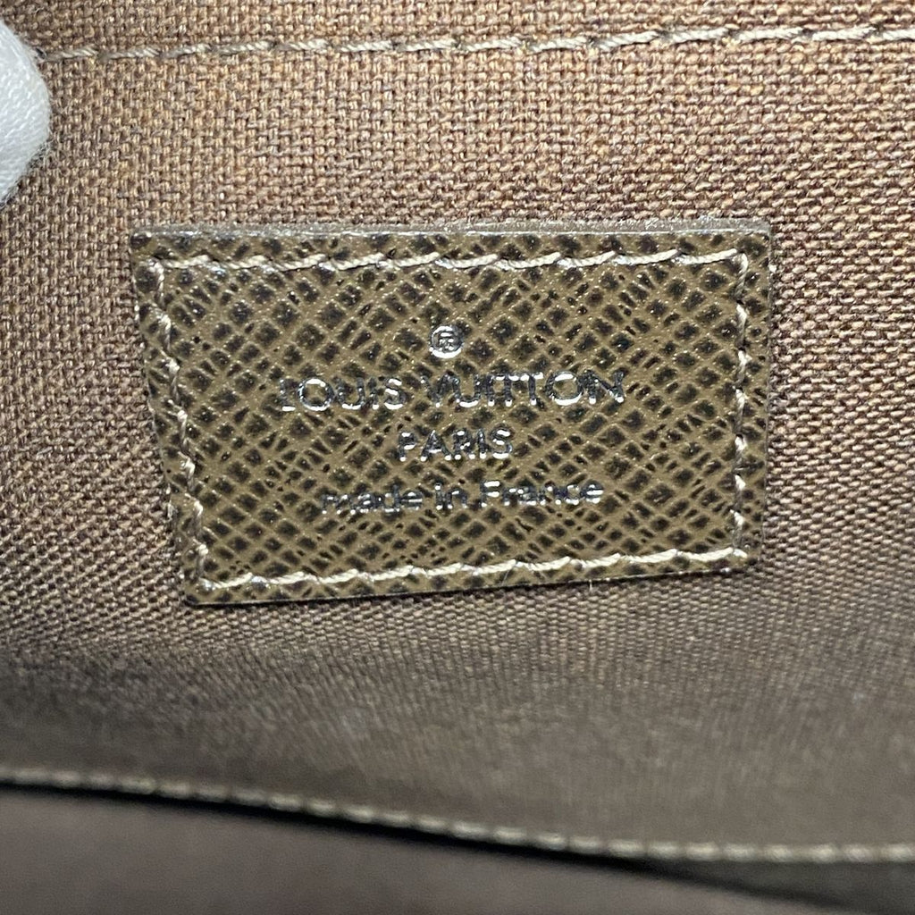 Louis Vuitton Shoulder Bag Taiga Andrei Grizzly — view 5