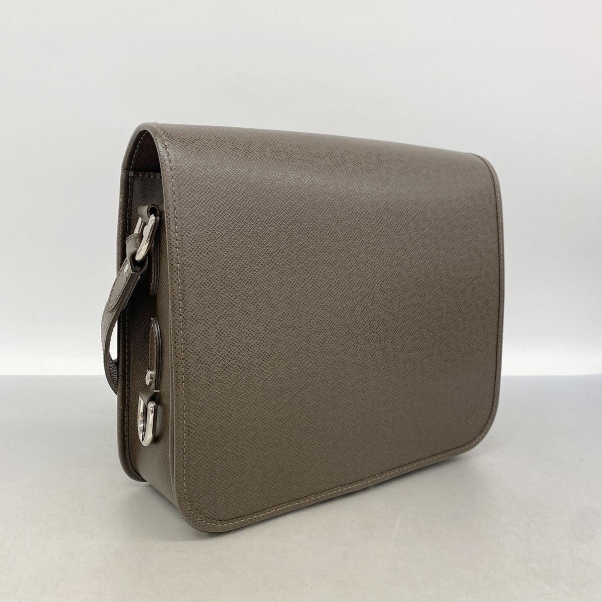 Louis Vuitton Shoulder Bag Taiga Andrei Grizzly — view 2