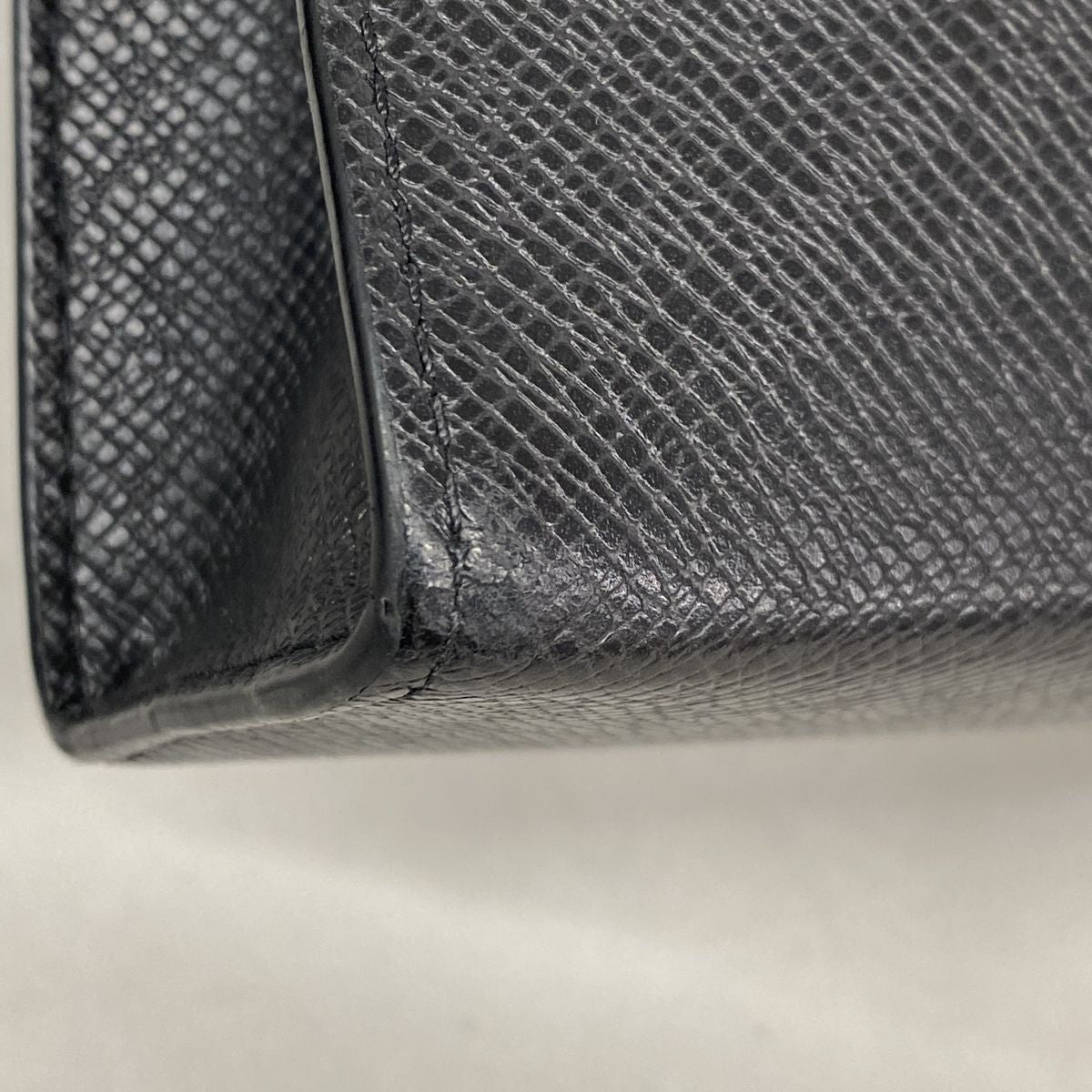 Louis Vuitton Clutch Taiga Pochette Voyage Black — view 6