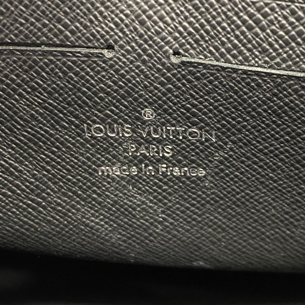 Louis Vuitton Clutch Taiga Pochette Voyage Black — view 5