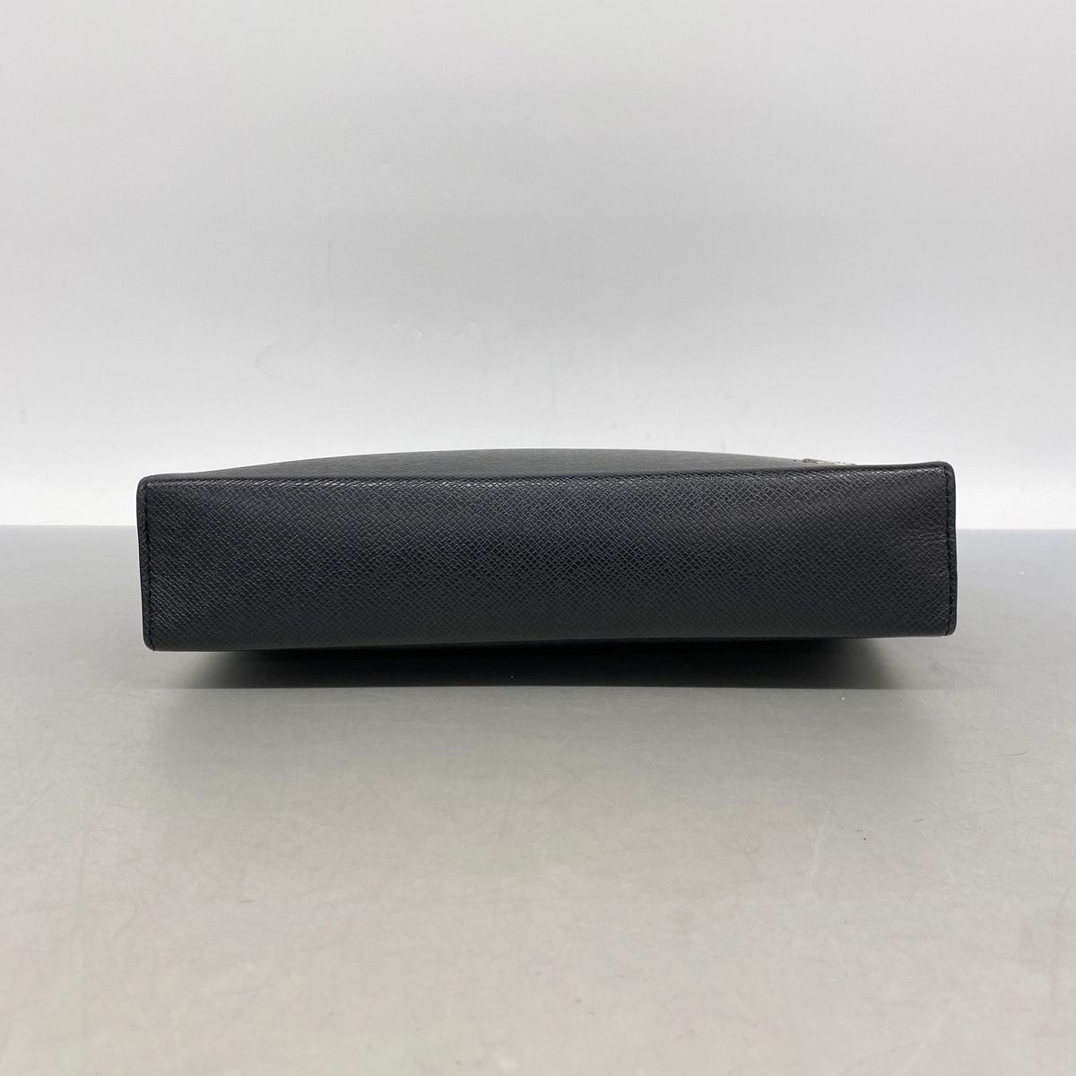Louis Vuitton Clutch Taiga Pochette Voyage Black — view 3
